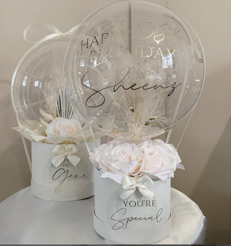 Personalised Ballon Boxed White flowers